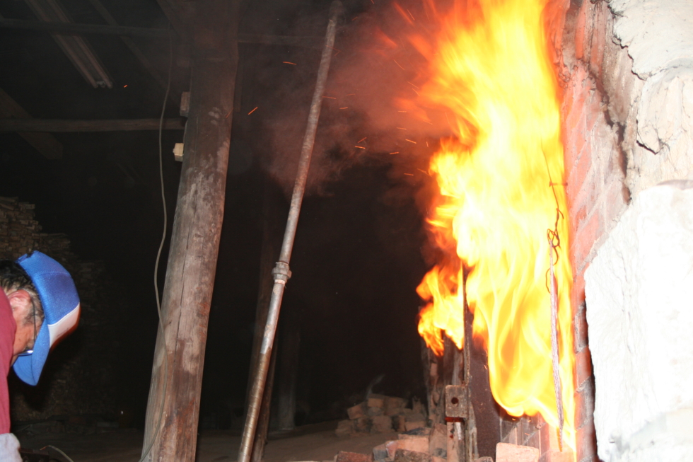 黒薩摩、龍門司焼の窯焚き