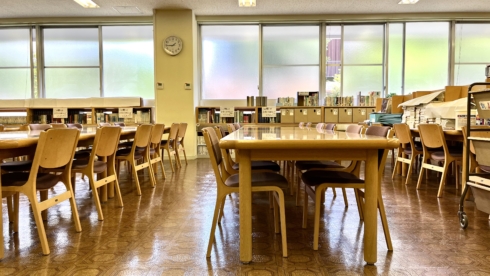 昭和女子大学附属校の図書室で使用されていた椅子を販売します。