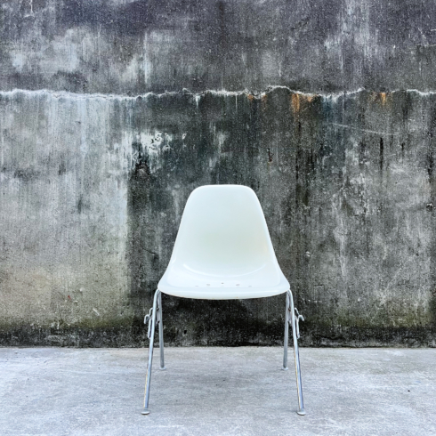 Herman Miller side shell chair Distributed by D&DEPARTMENT PROJECT