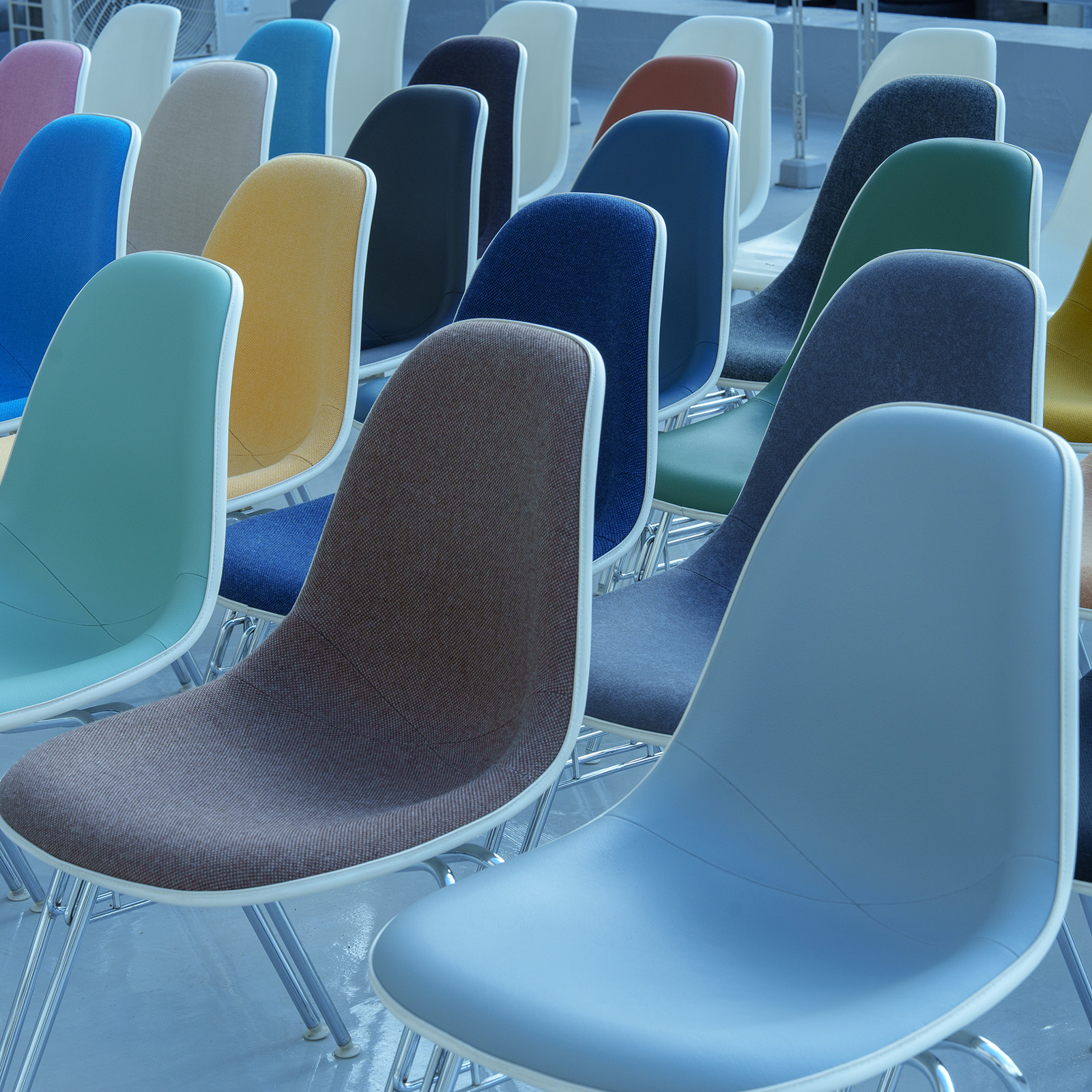 Herman Miller side shell chair Distributed by D&DEPARTMENT PROJECT